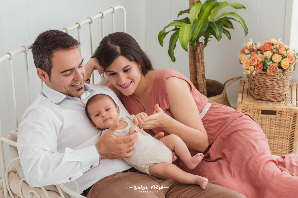 Sesión de fotos de bebé recién nacido en familia en Alcalá de Henares